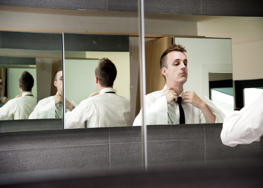 reflektion av brudgum i spegel