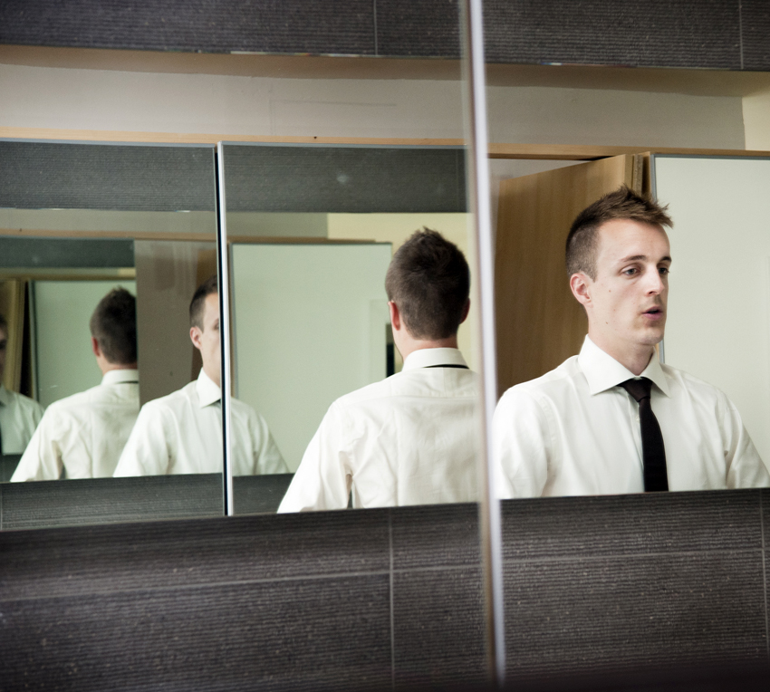 reflektion av brudgum i spegel