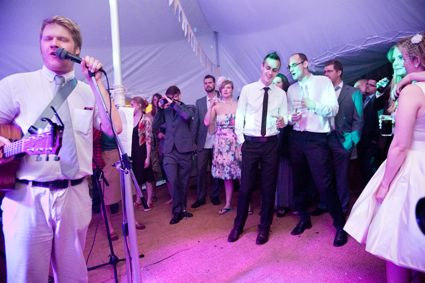 rock and roll bröllop med liveband i partytält