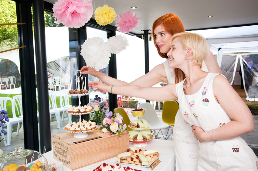 Brudtärnor presenterar fika buffet bröllop - Swedish fika