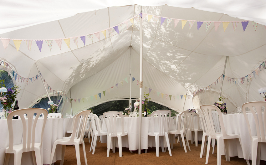 bröllop med festivaltema i partytält
