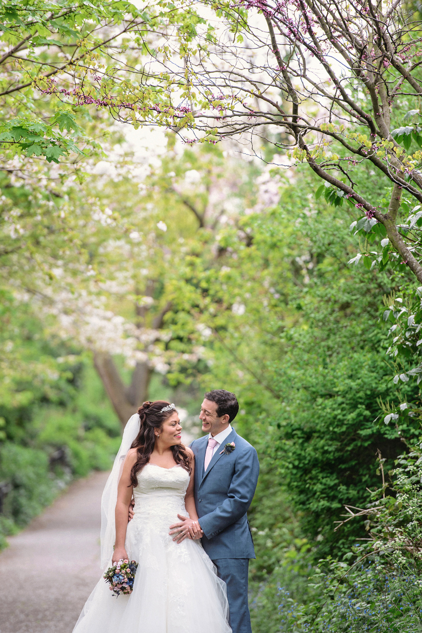 bröllopsporträtt bland grönska och vårblommor