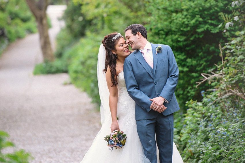 bröllopsporträtt bland grönska och vårblommor