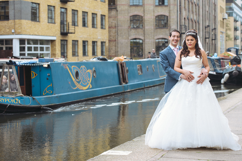 bröllop i lagerlokal parporträtt