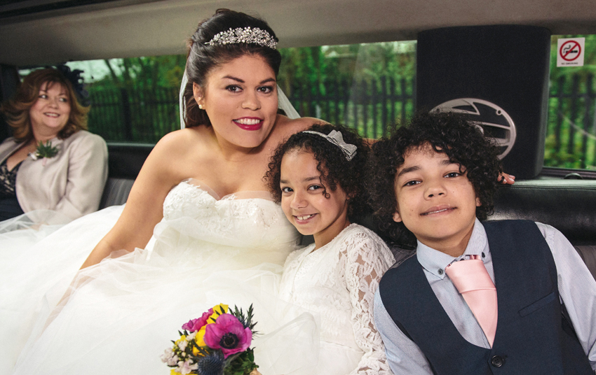 bröllopsporträtt i limousine