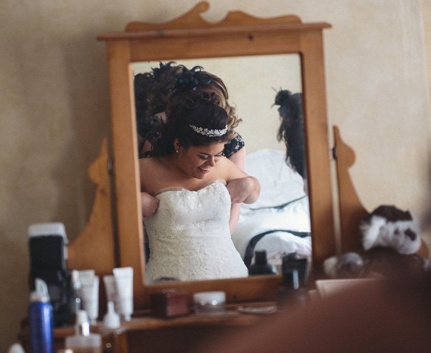 Porträtt av brud genom spegel