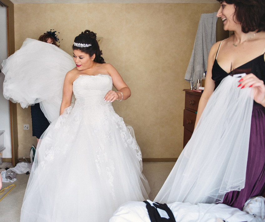 Bruden kläs inför bröllop i lagerlokal