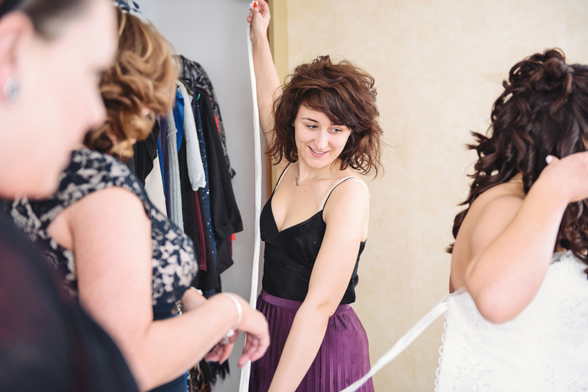 bruden kläs av syster och mamma