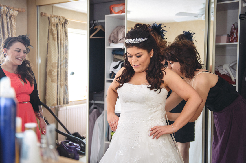bruden kläs av syster och mamma