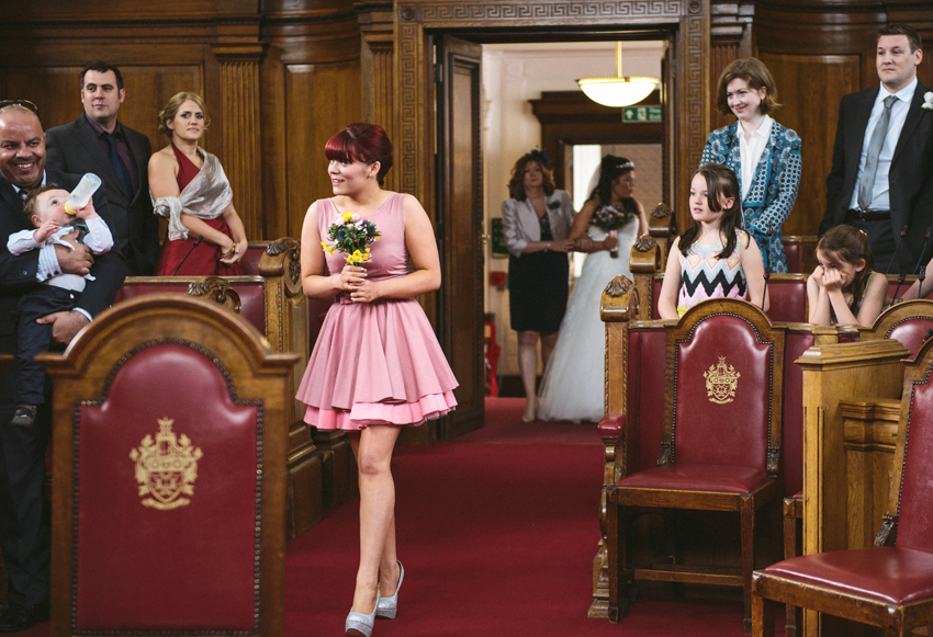 brudtärna inmarsch före brud