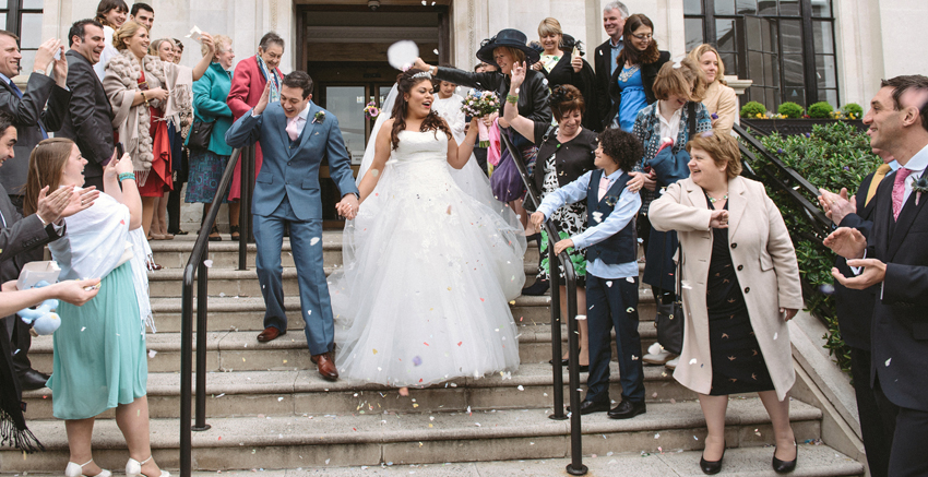 konfetti kastas på brudpar