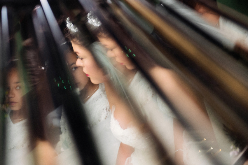 reflektion av brud uppe i taket på limousine