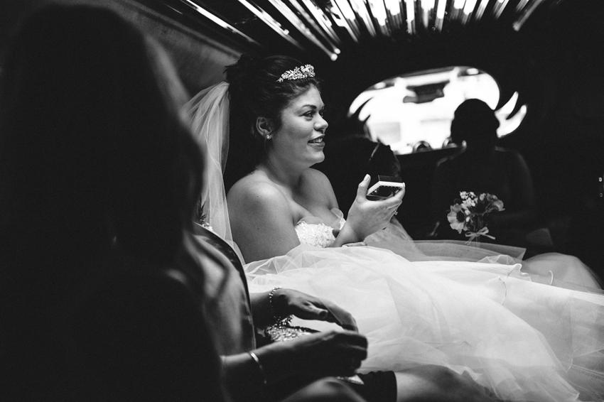 brud åker limousine inför bröllop
