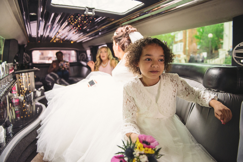 Brölloppsporträtt av brudföljet i Limousine