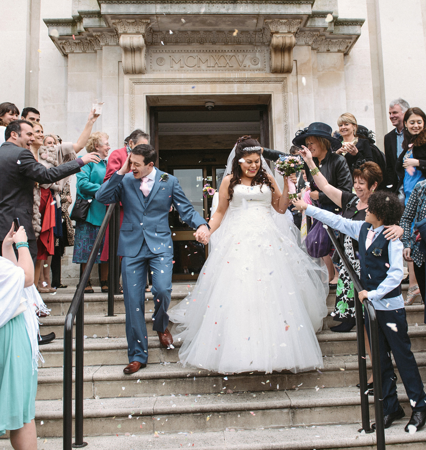 utmarsch från vigsel med konfetti