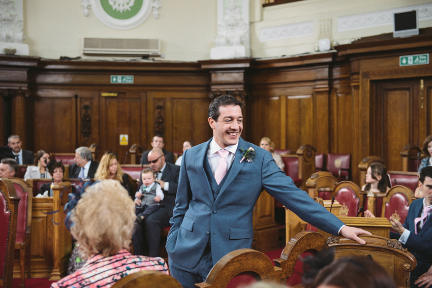 brudgum väntar på brud i Stadshuset