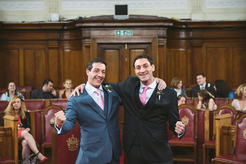 Brudgum och best man innan vigsel