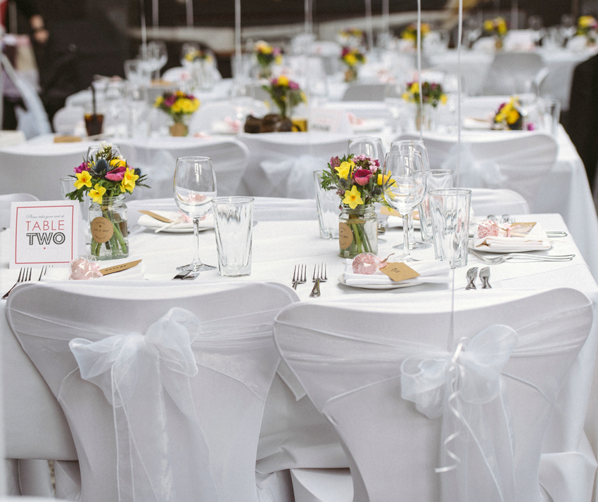 bröllop i lagerlokal bordsdukning