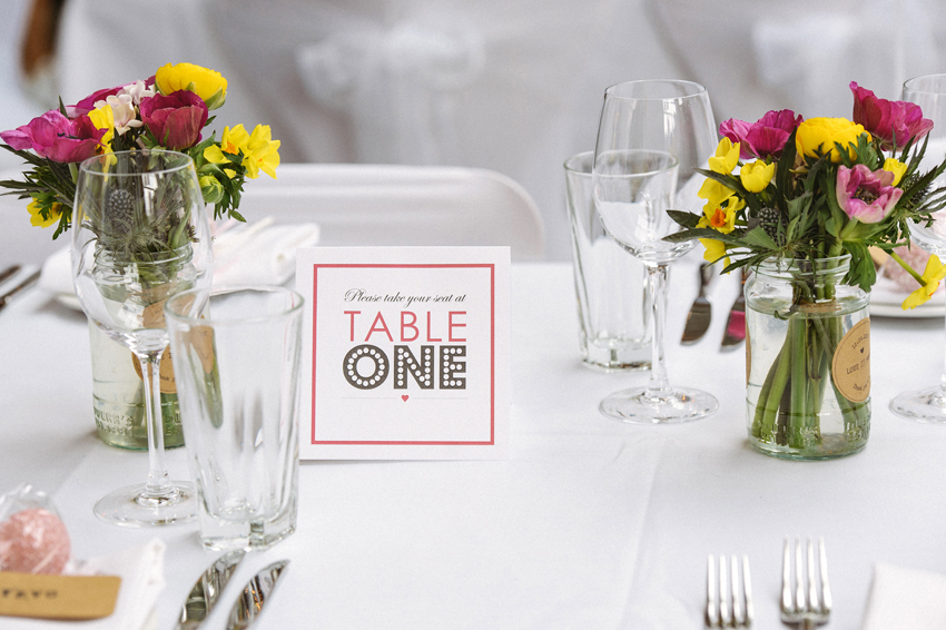 bröllop i lagerlokal bordsdukning