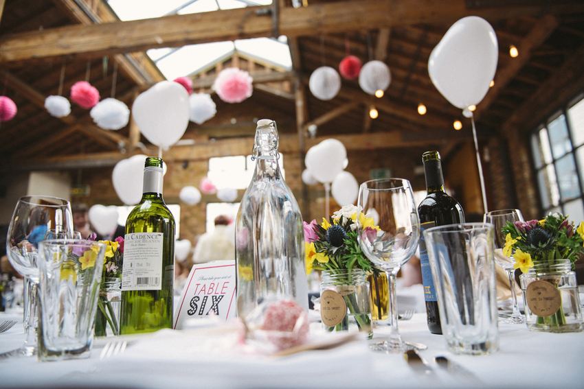 bröllop i lagerlokal pompoms-dekor