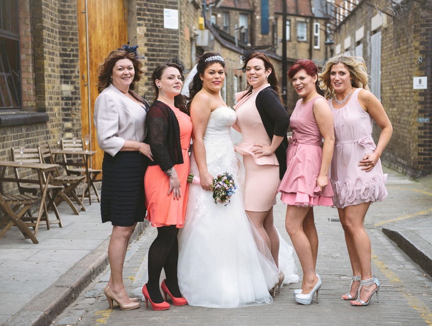 Bröllop i lagerlokal porträtt brudtärnor