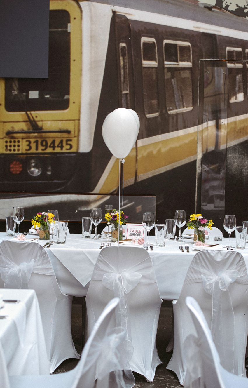bröllop i lagerlokal med tåg tema