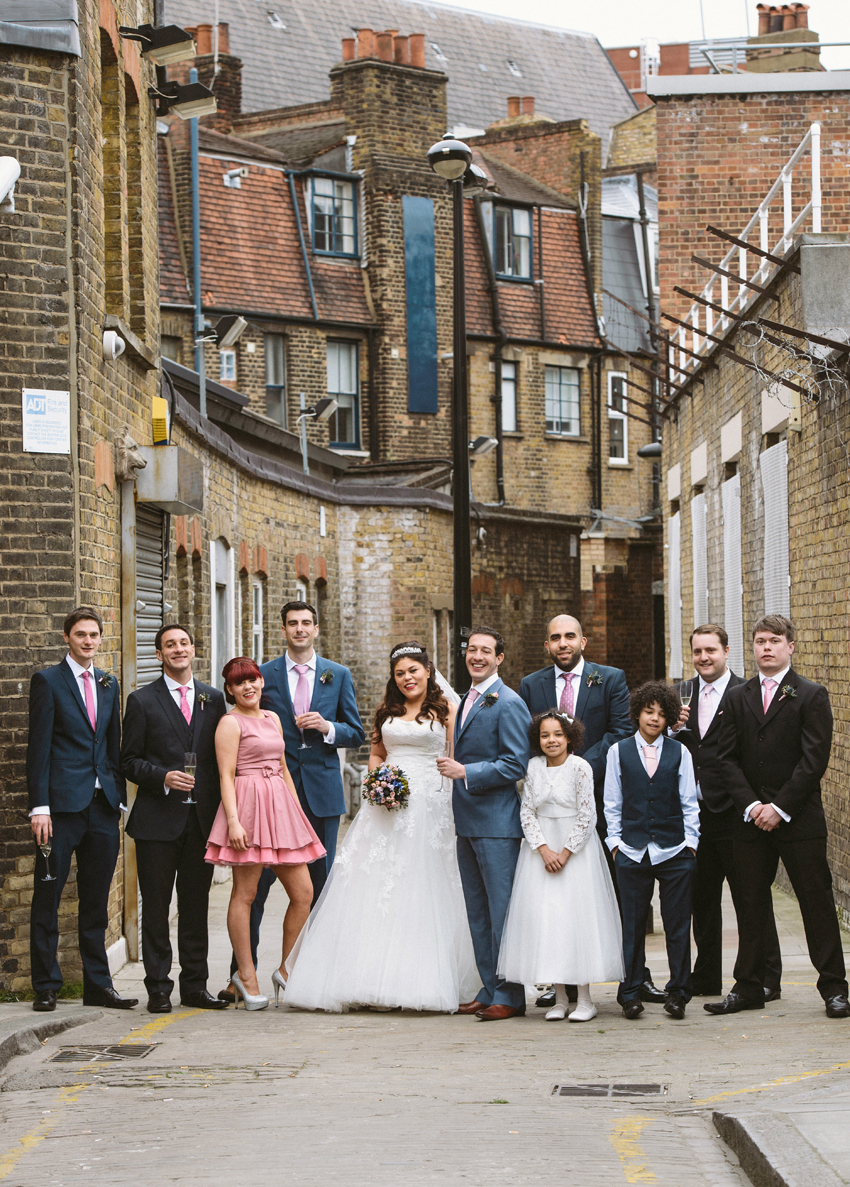 bröllop lagerlokal grupporträtt