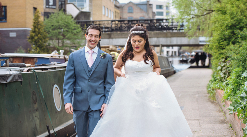 bröllopsporträtt framför båtar