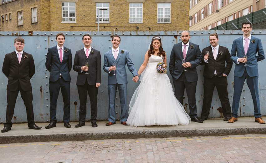 Bröllop i lagerlokal grupporträtt