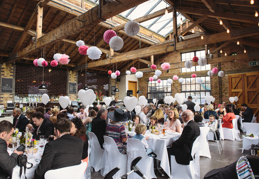 Bröllop i lagerlokal helhetsbild