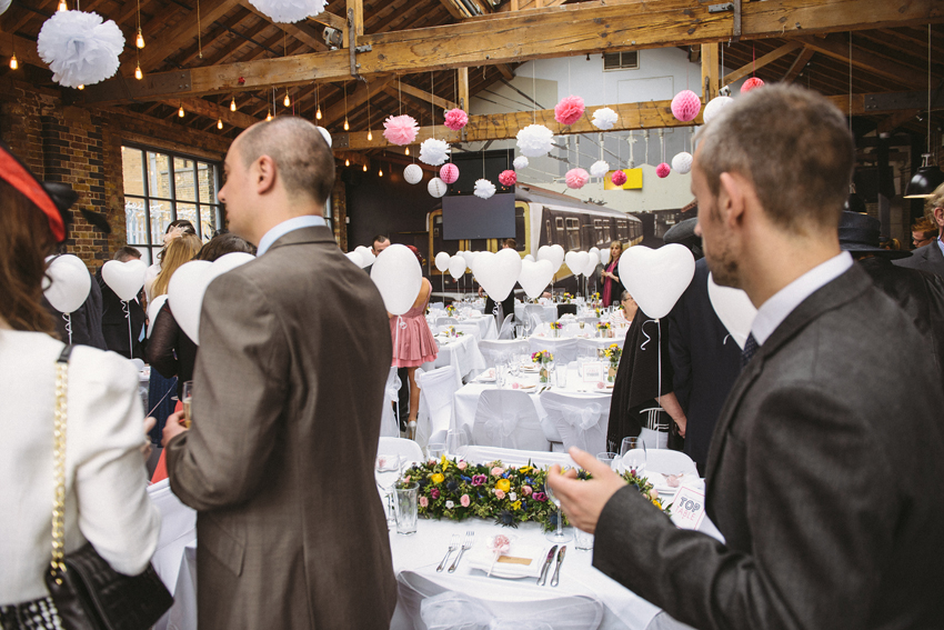 bröllopsmottagning i lagerlokal gäster anländer