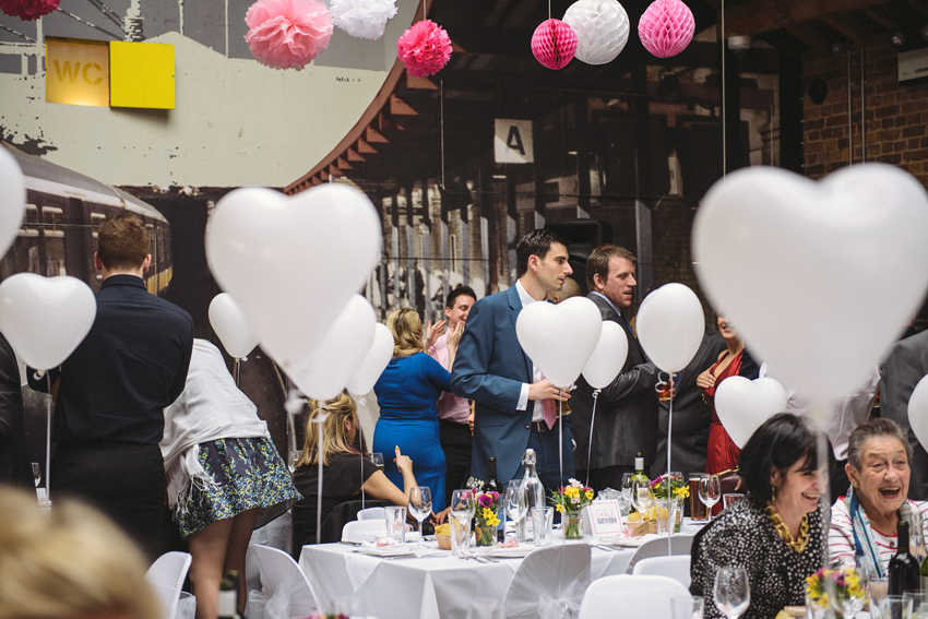 bröllop i lagerlokal gästmingel