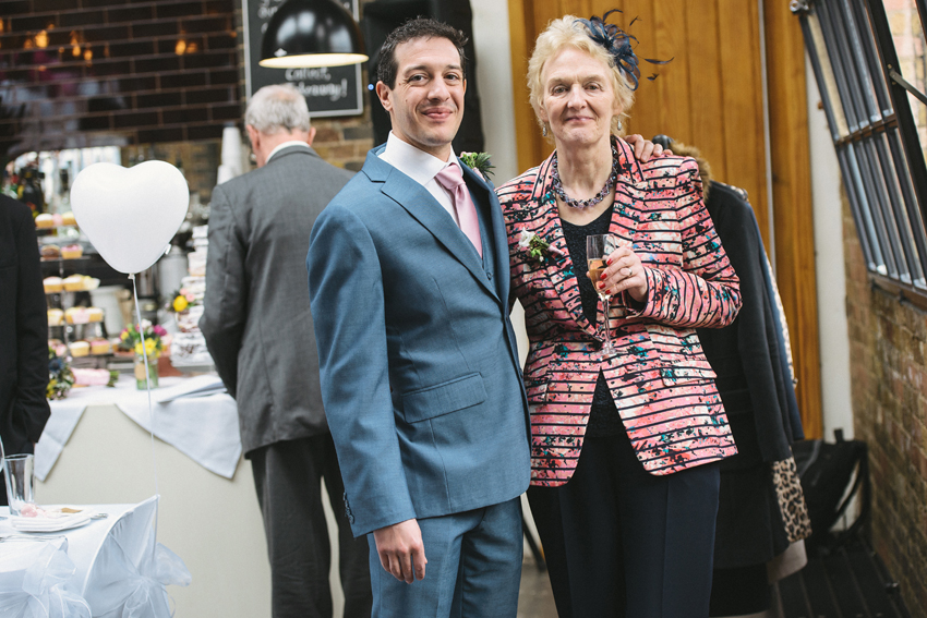 bröllop i lagerlokal brudgum o mamma