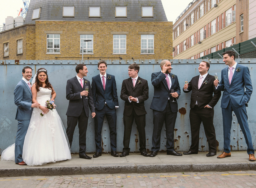 Bröllopsporträtt brudpar och marskalkar