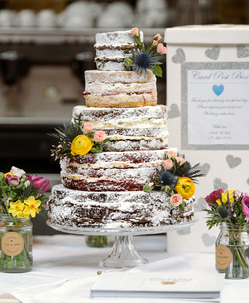 naked cake med blomdekor