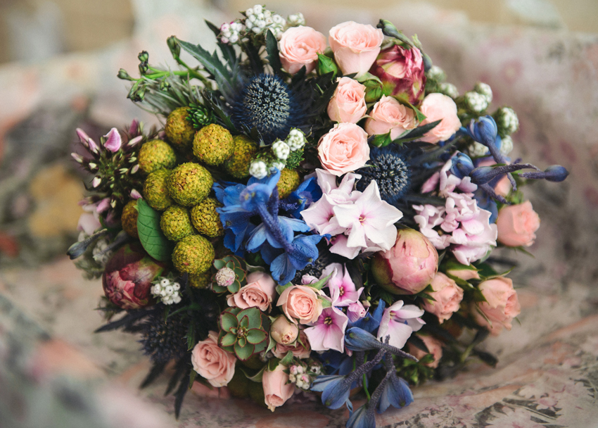 Brudbukett i rosa blått och rustika nyanser