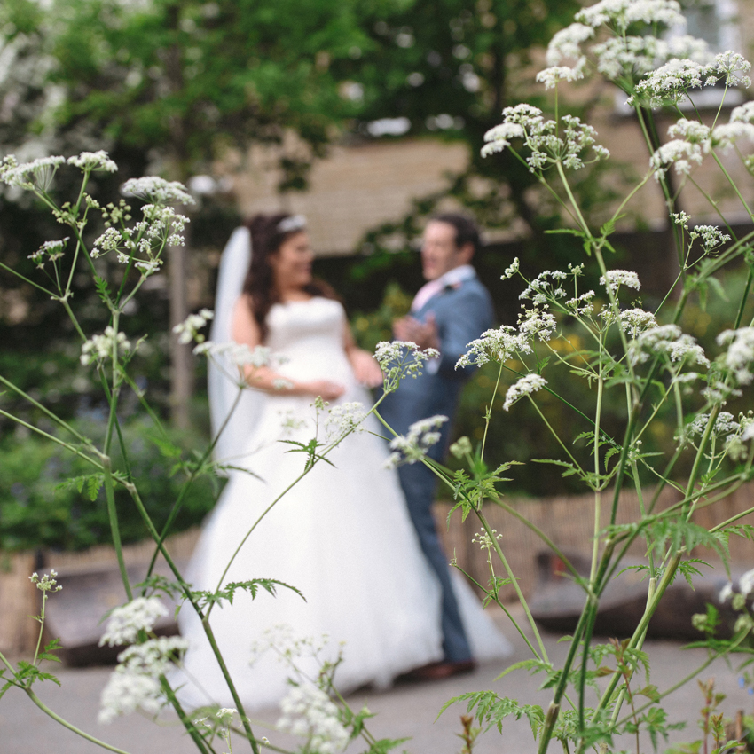 brudpar porträtt par ur fokus