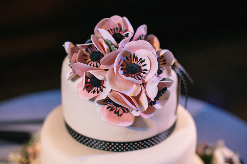 art deco bröllopstårta närbild rosa blommor