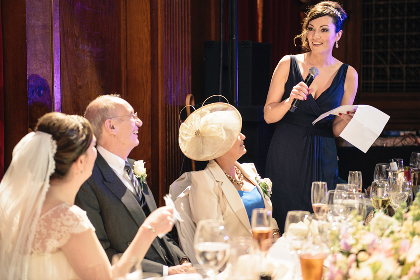 brudens syster håller tal art deco bröllopsmottagning