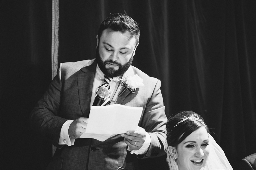brudgum håller tal vintagebröllop