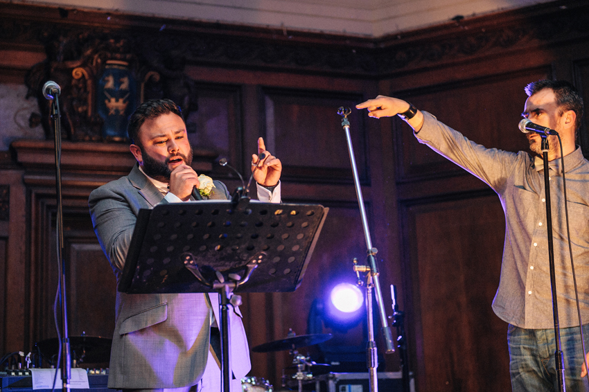 Brudgum sjunger Rockyoke på bröllop