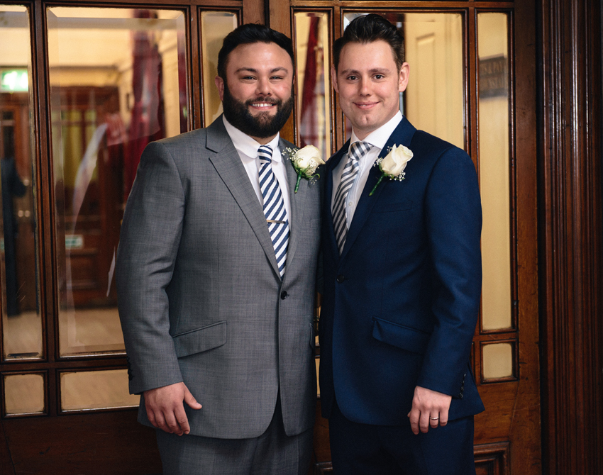 brudgum och best man porträtt