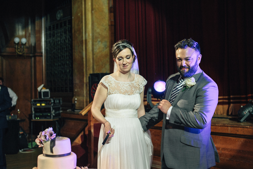 brudpar skär tårta