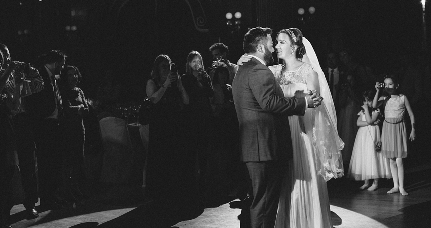 första dansen vintagebröllop svartvit bild