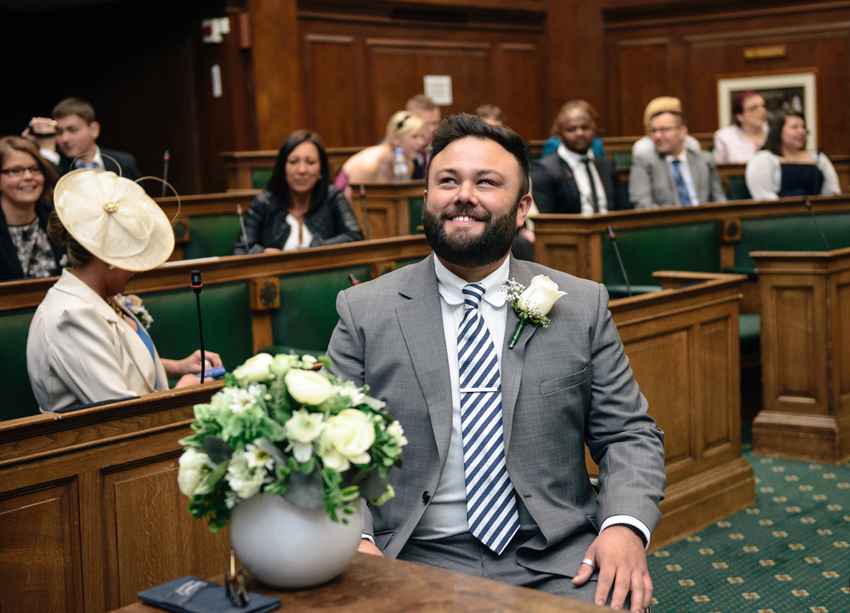 brudgum i stadshus vintagebröllop