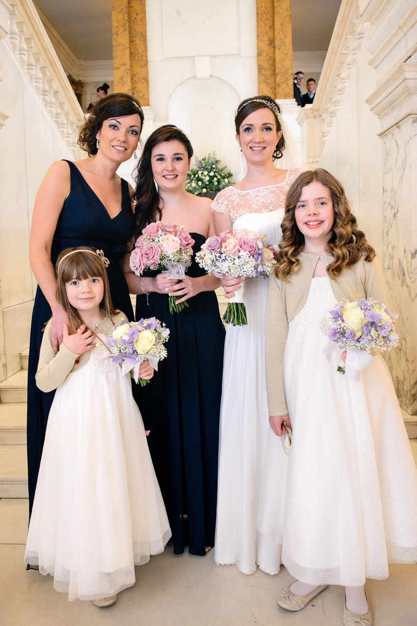 brud och systrar i gruppbild vintagebröllop