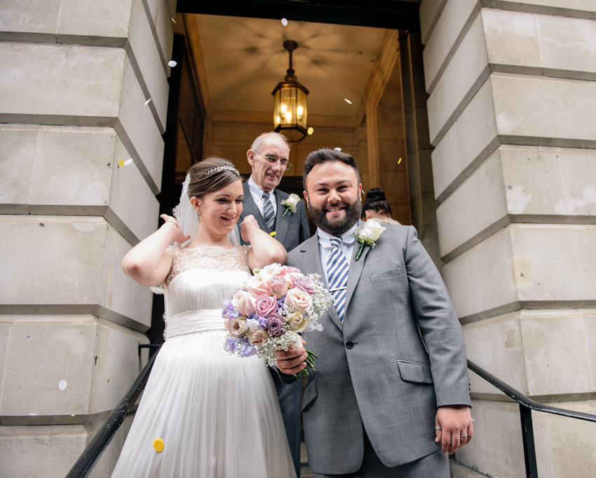 konfettigast på brudparet vintagebröllop