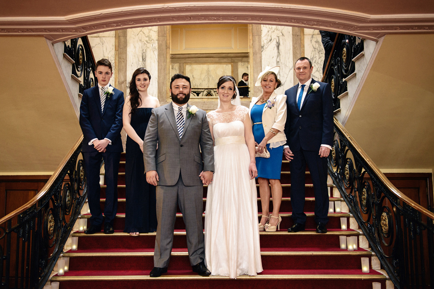 vintagebröllop grupporträtt i Art deco trappa