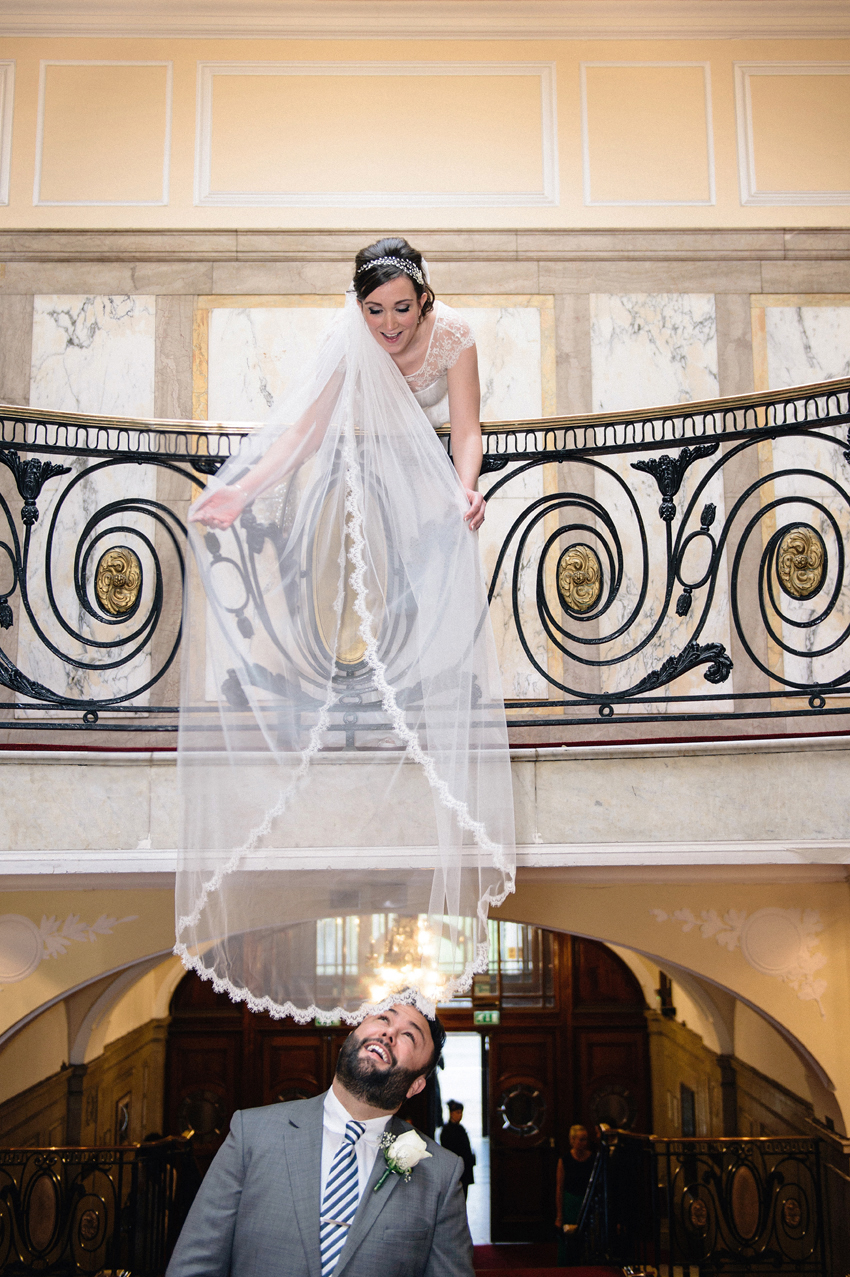 roligt porträtt brudpar