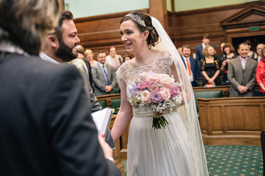 brud och brudgum ses vid vigsel